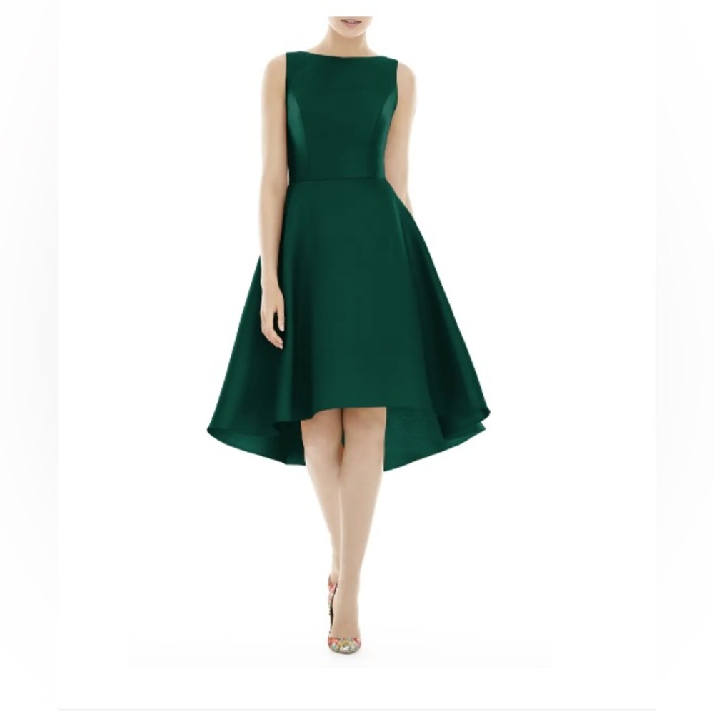 NWT- ALFRED SUNG Green High Low Dress NEW D697
(Make me an offer) 🩷